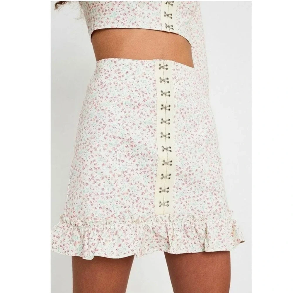 Urban‎ Outfitters Love Struck Floral Hook + Eye Mini Skirt cream ditsy XS